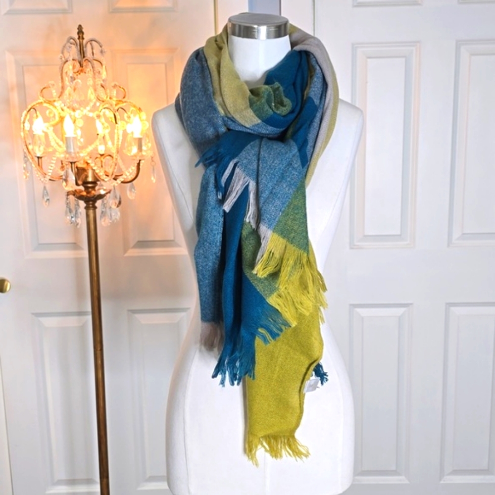NWT, Beautiful Canadian Scarf 42"W x 80"L